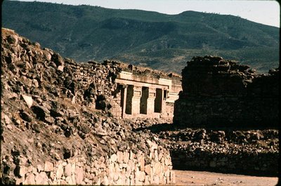 Vista de muros y entrada de un templo de Pre Columbian Pre Columbian